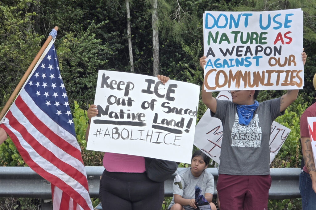 Trump visita centro de migrantes en humedal de Florida en medio de burlas sobre caimanes - trump-visita-centro-de-migrantes-en-humedal-de-florida-en-medio-de-burlas-sobre-caimanes-2-1024x683