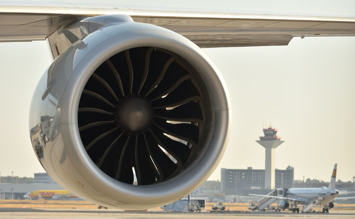 Hombre muere succionado por el motor de un avión en aeropuerto de Italia