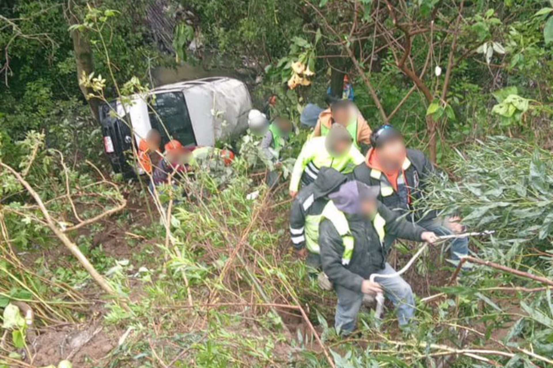 Cae vagoneta con 18 personas a barranco en la Álvaro Obregón, CDMX