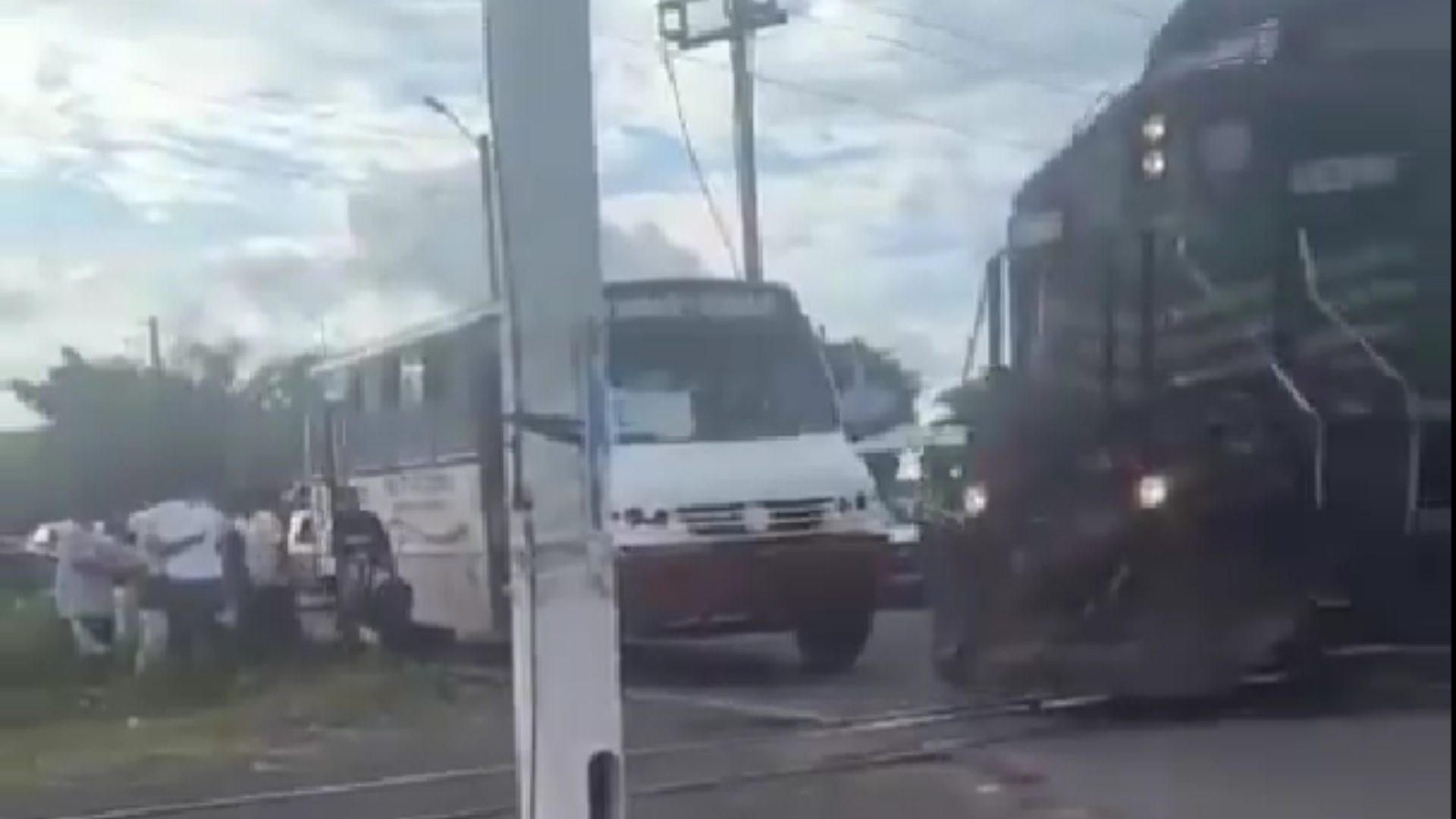 #Video Tren en Veracruz estuvo cerca de embestir a camión