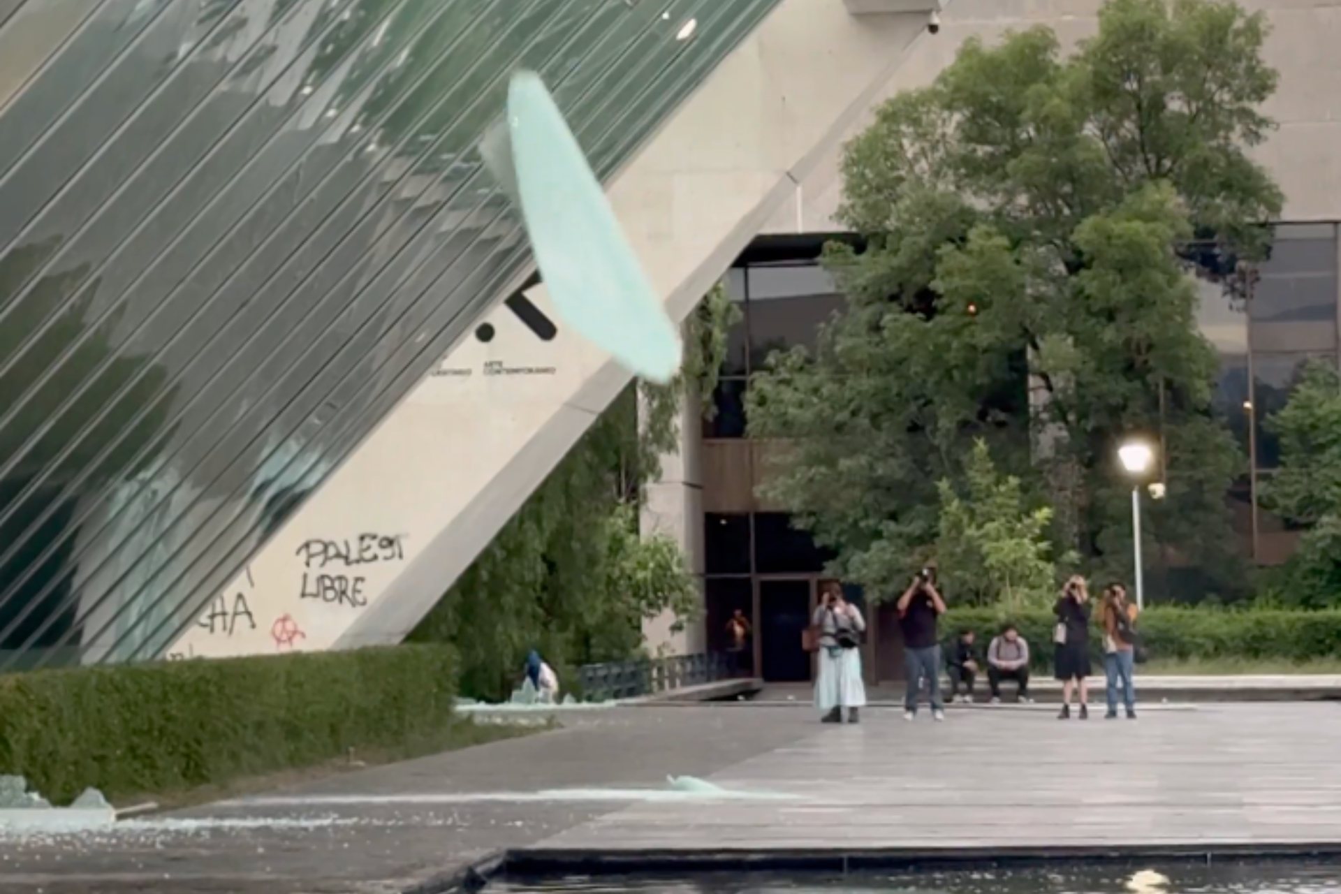 “Es actitud fascista”: Sheinbaum condena quema de libros en la UNAM durante la segunda marcha contra la gentrificación