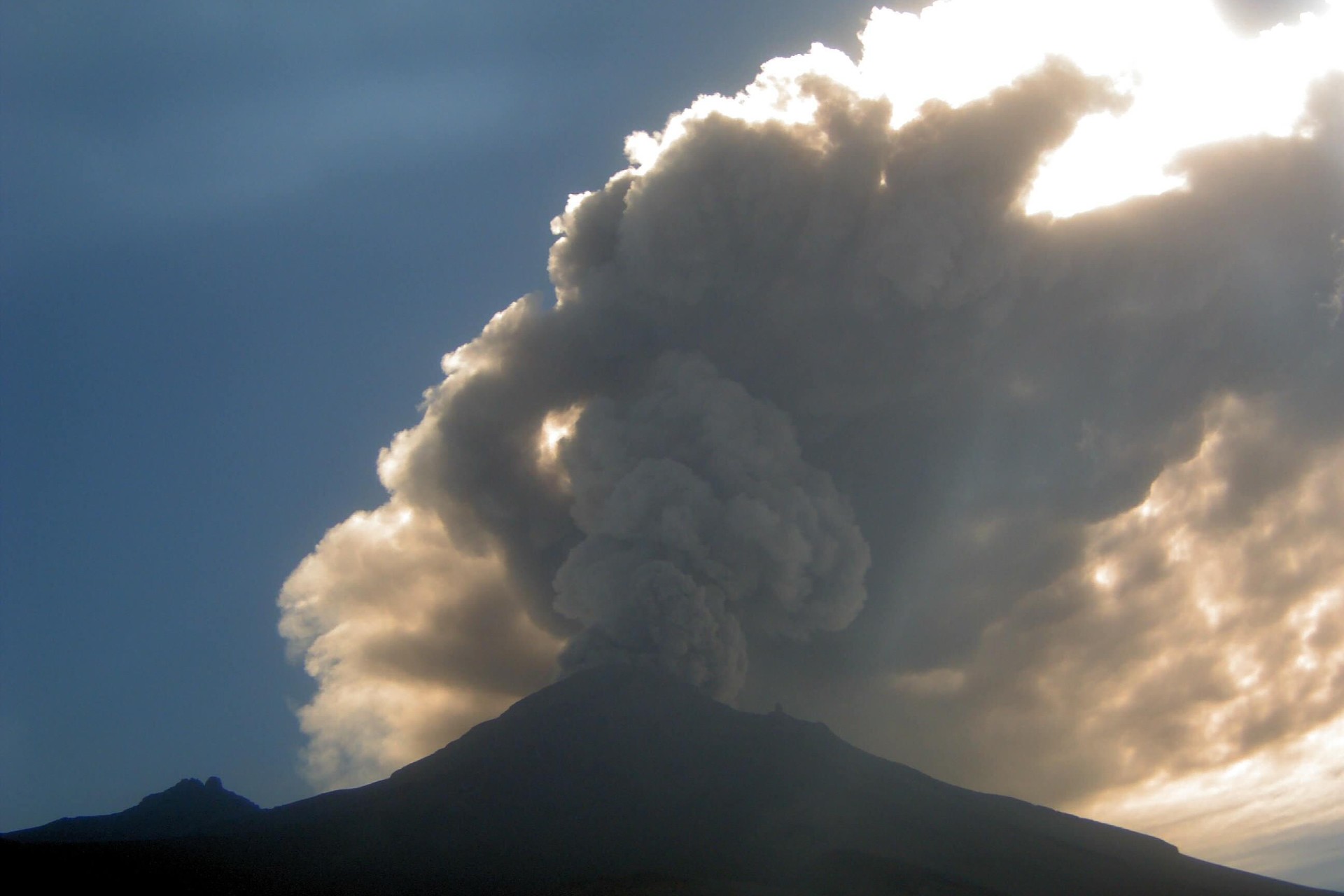 Alertan por ceniza del Popocatépetl en la CDMX, ¿qué alcaldías podría alcanzar?