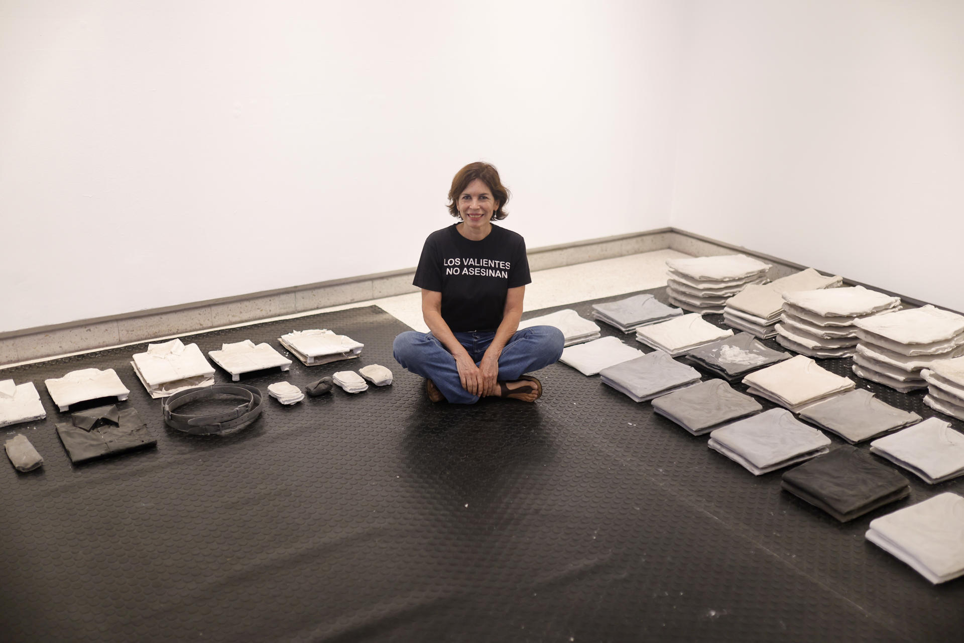 Artista realiza esculturas de las prendas de desaparecidos encontradas en rancho Izaguirre