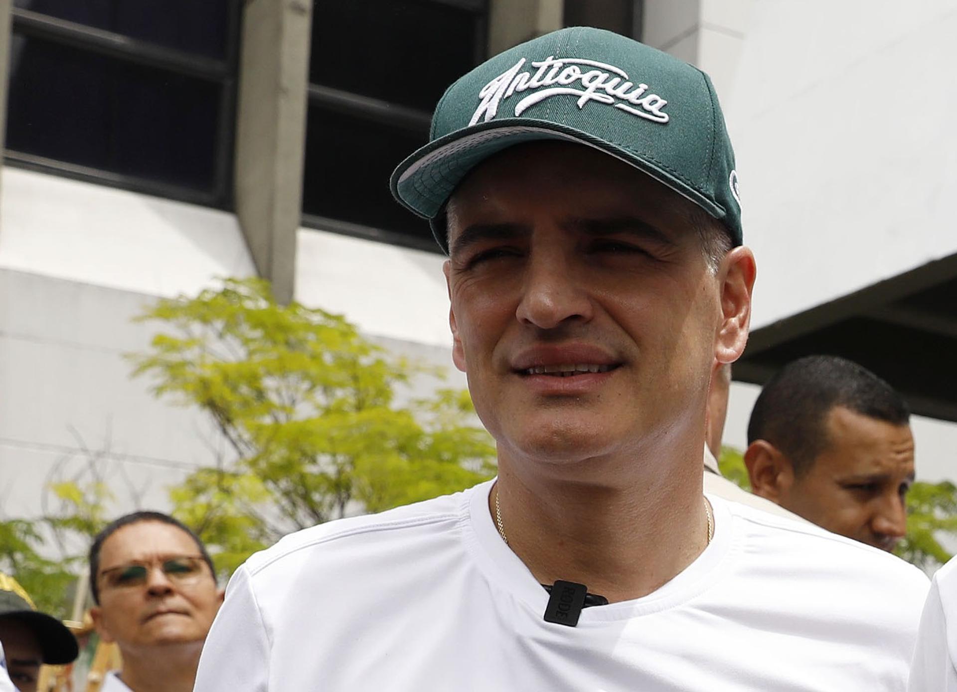 La Policía colombiana eleva a doce los uniformados muertos en un ataque a un helicóptero La Policía colombiana eleva a doce los uniformados muertos en un ataque a un helicóptero