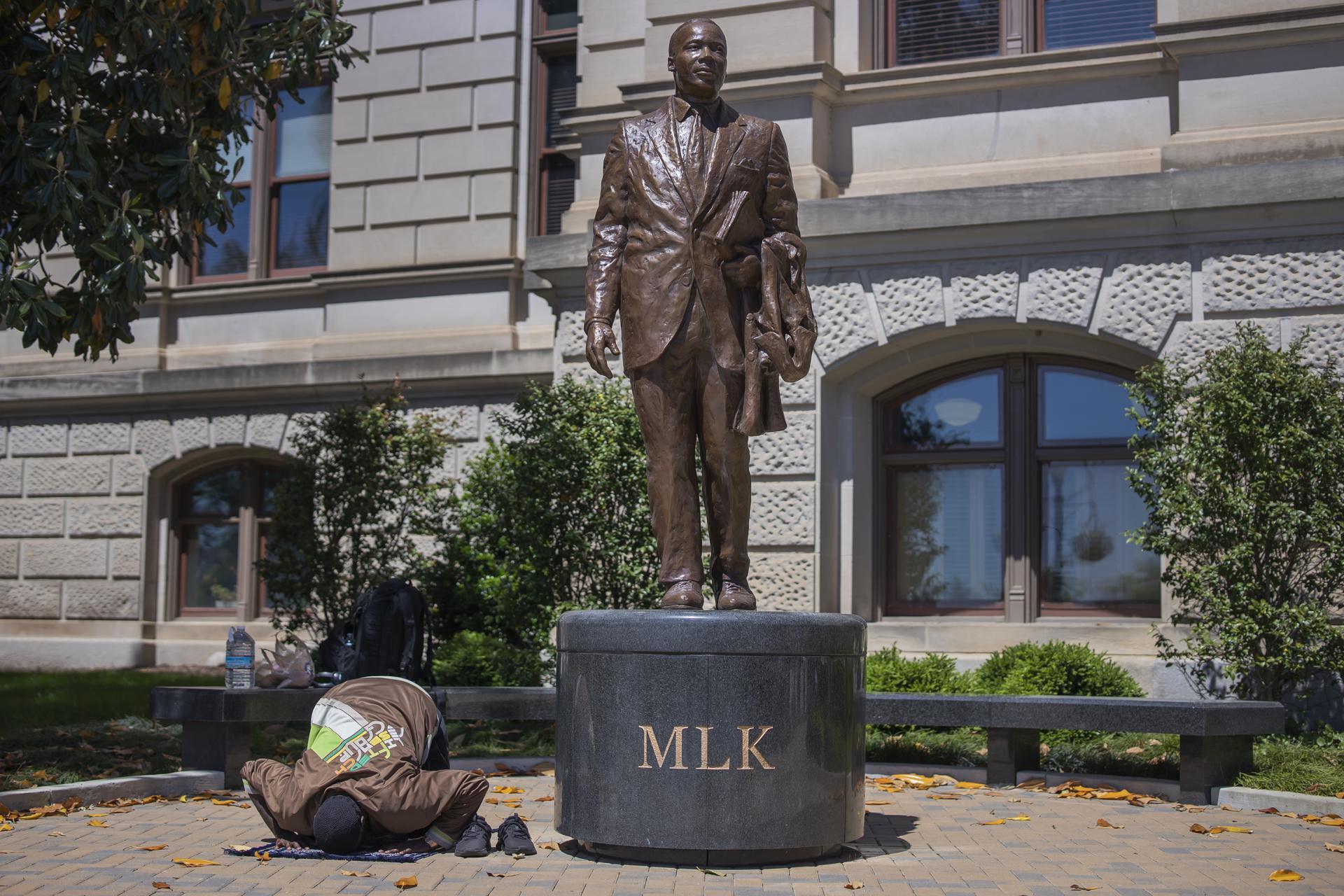 Critican en Florida una nueva estatua de Martin Luther King por su desproporción Critican en Florida una nueva estatua de Martin Luther King por su desproporción