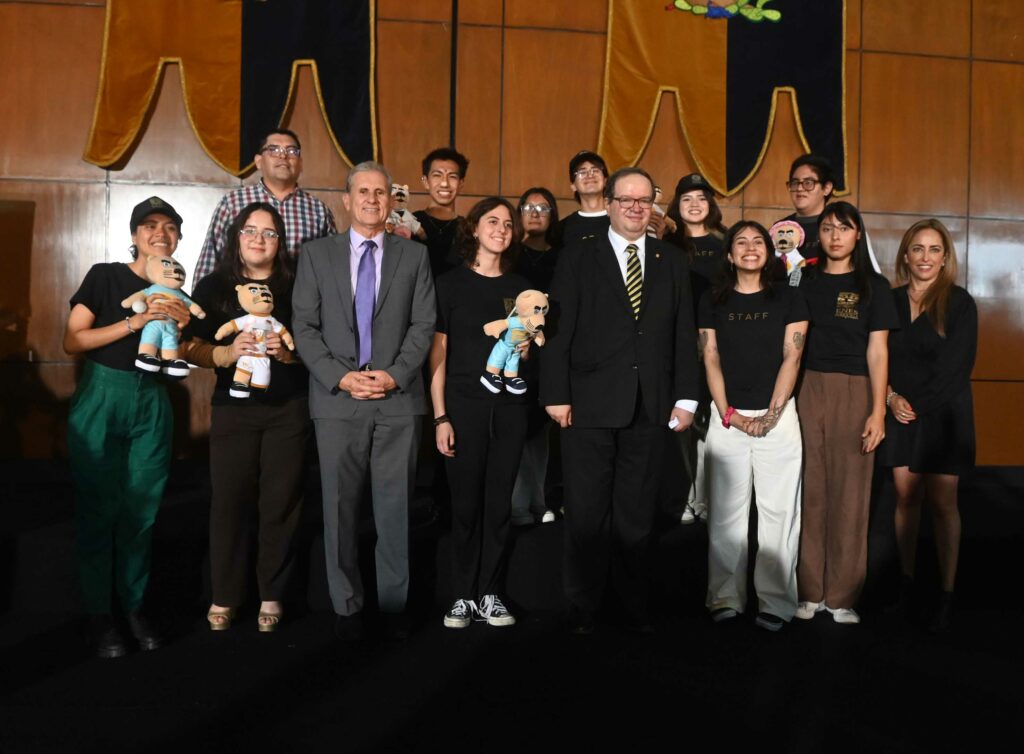 Leonardo Lomelí y estudiantes