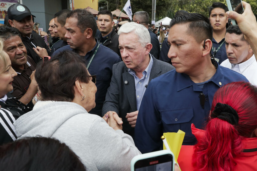 El expresidente Álvaro Uribe homenajea en el lugar del atentado al asesinado senador Uribe Turbay - 5ed757dd7be0f69dcbc6c92eeb70f1dd2f6b5282w-1024x683