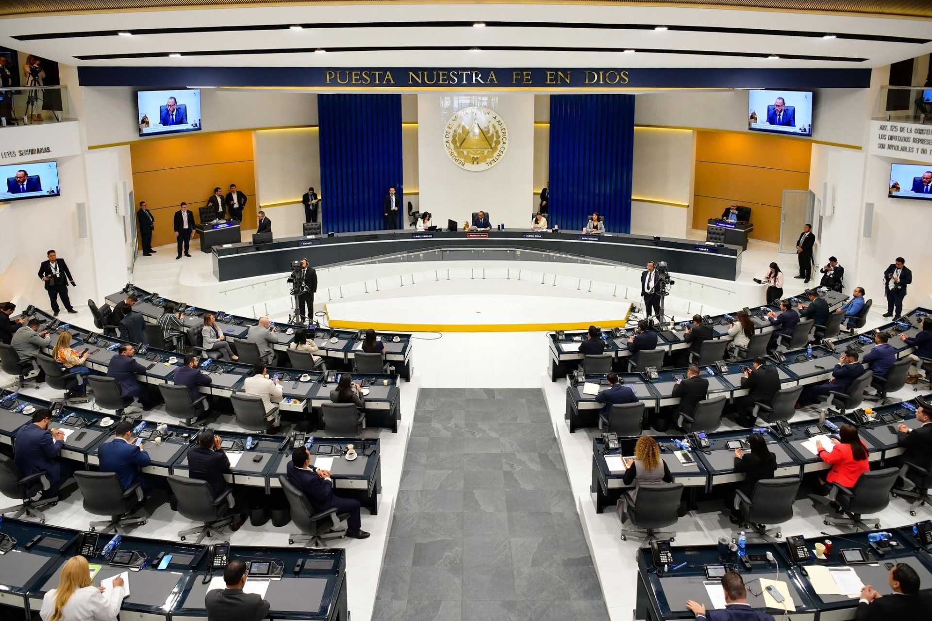 Asamblea Legislativa de El Salvador avala la reelección presidencial indefinida