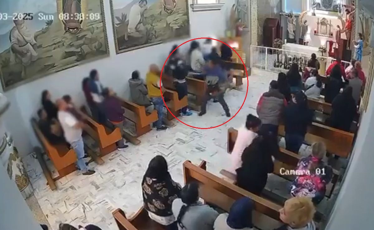 Video: Sujeto intenta acuchillar a feligrés durante misa en La Paz, Edomex Video: Sujeto intenta acuchillar a feligrés durante misa en La Paz, Edomex
