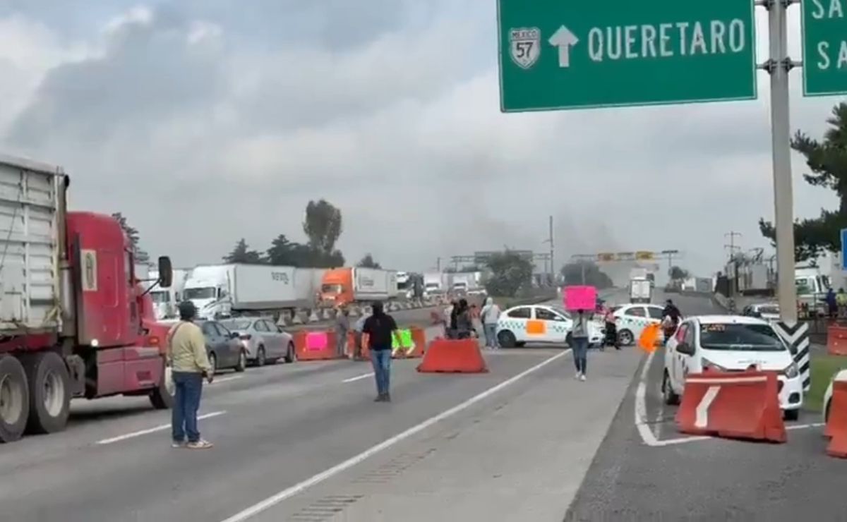 Video: Bloquean la autopista México-Querétaro; hay largas filas de autos varados