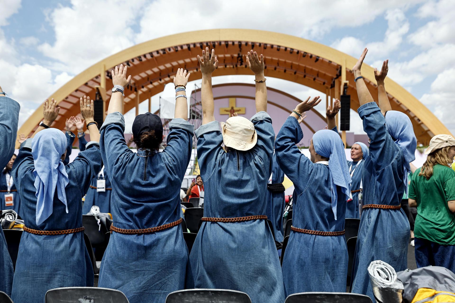 Una marea de jóvenes espera al papa en Tor Vergata para el momento cumbre del Jubileo