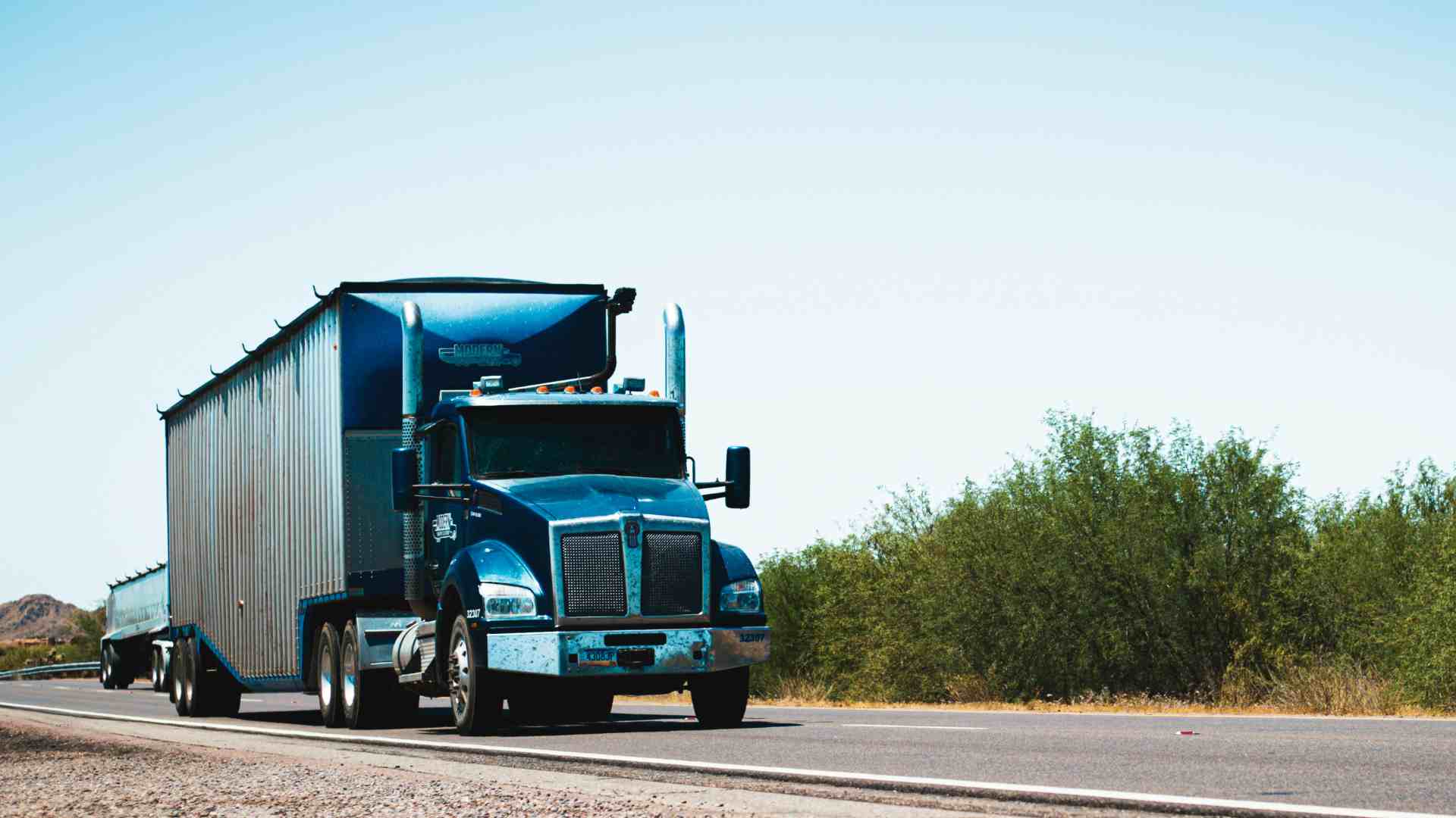 Camioneros inmigrantes en EE.UU. temen más restricciones tras suspensión de visas de Trump Camioneros inmigrantes en EE.UU. temen más restricciones tras suspensión de visas de Trump