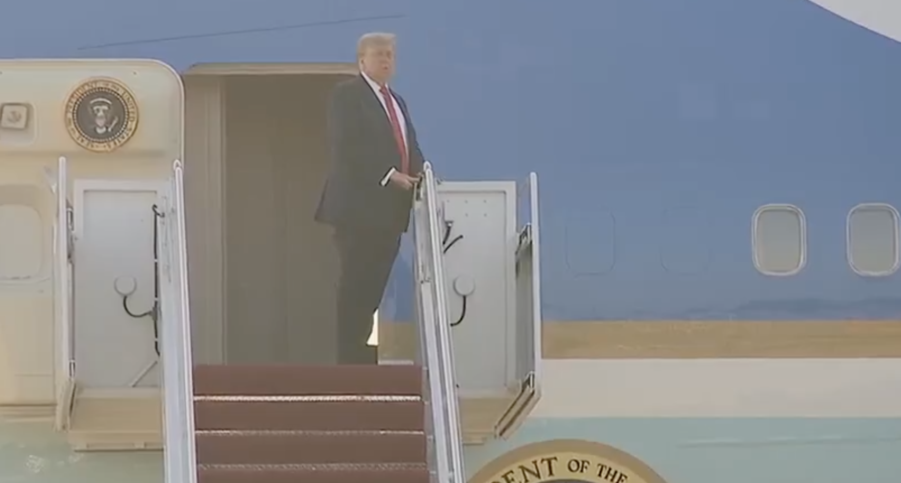 Trump viaja a la cumbre con Putin en Alaska