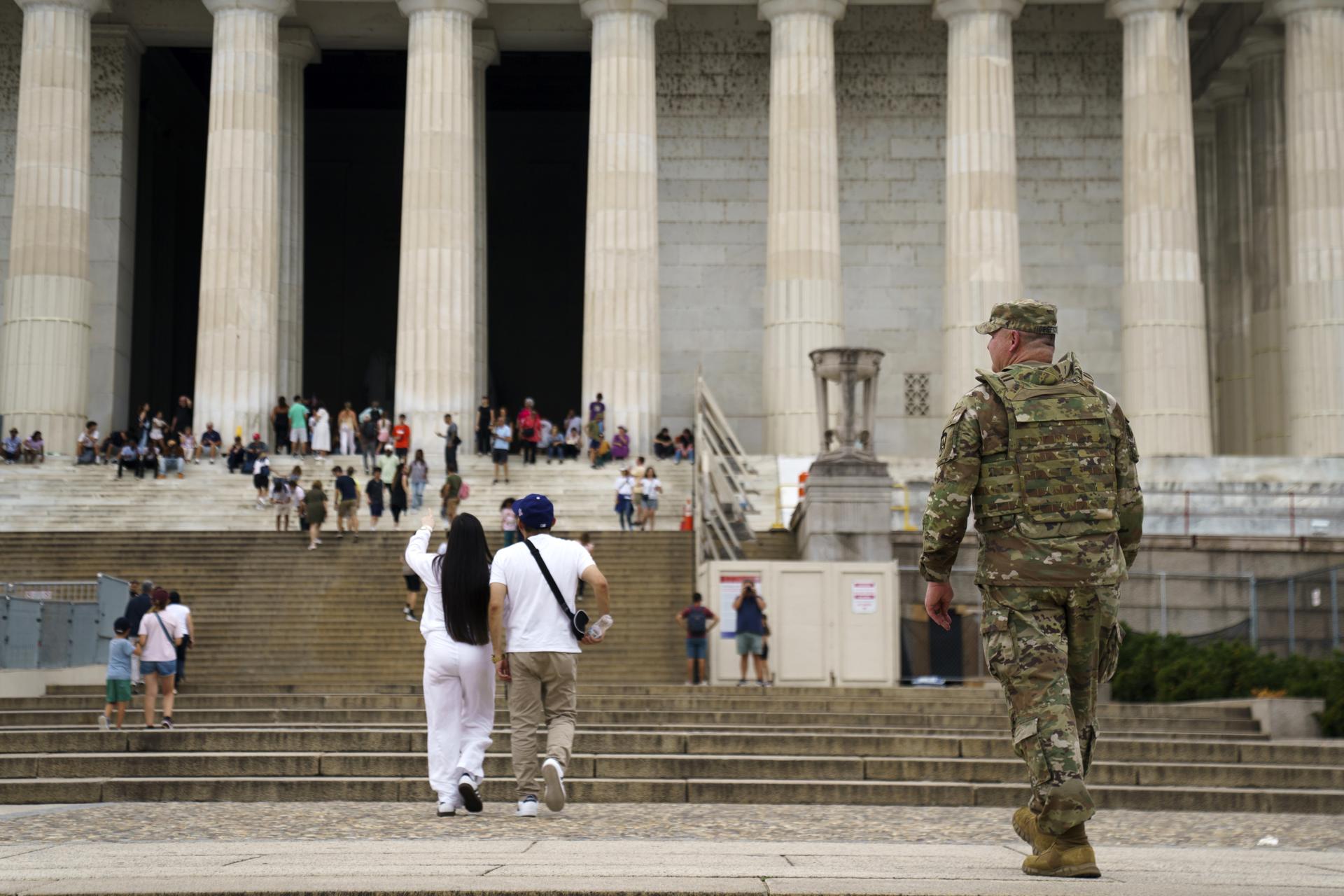 Trump saluda a tropas en Washington y asegura que se quedarán “largo tiempo” en la ciudad
