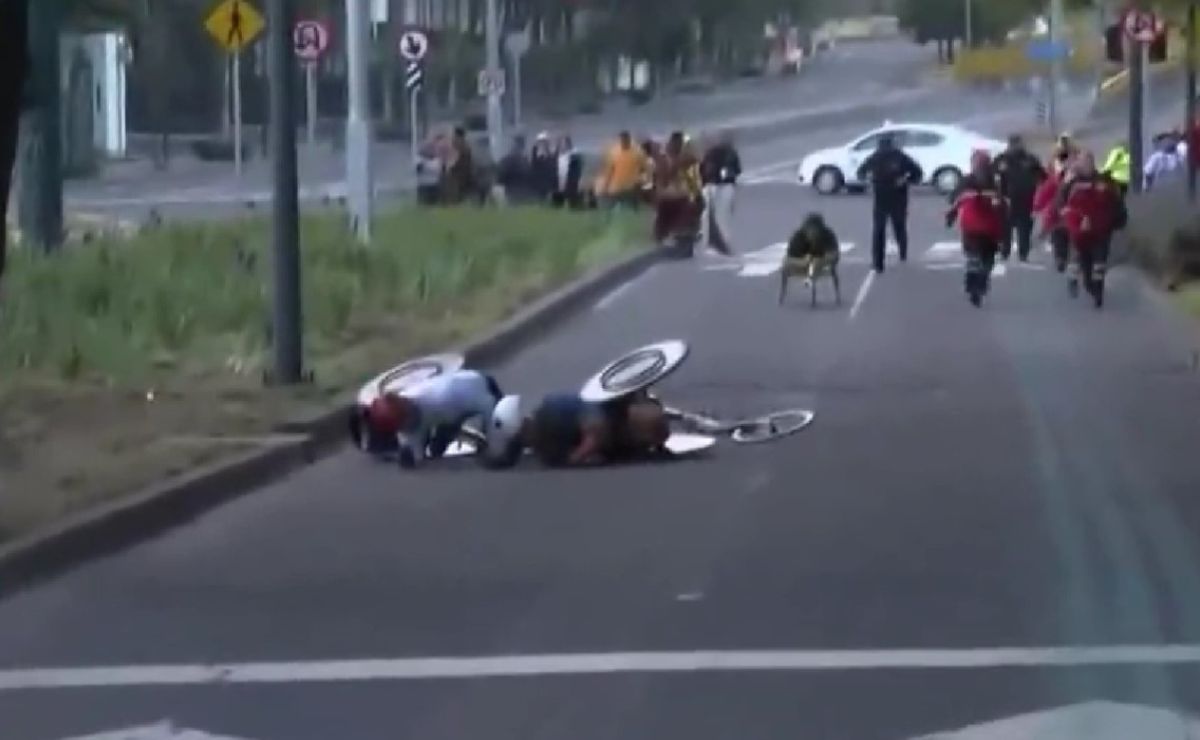 Video: Bache tira a competidores en silla de ruedas durante Maratón CDMX - competidores-del-maraton-cdmx-tras-caida-por-bache