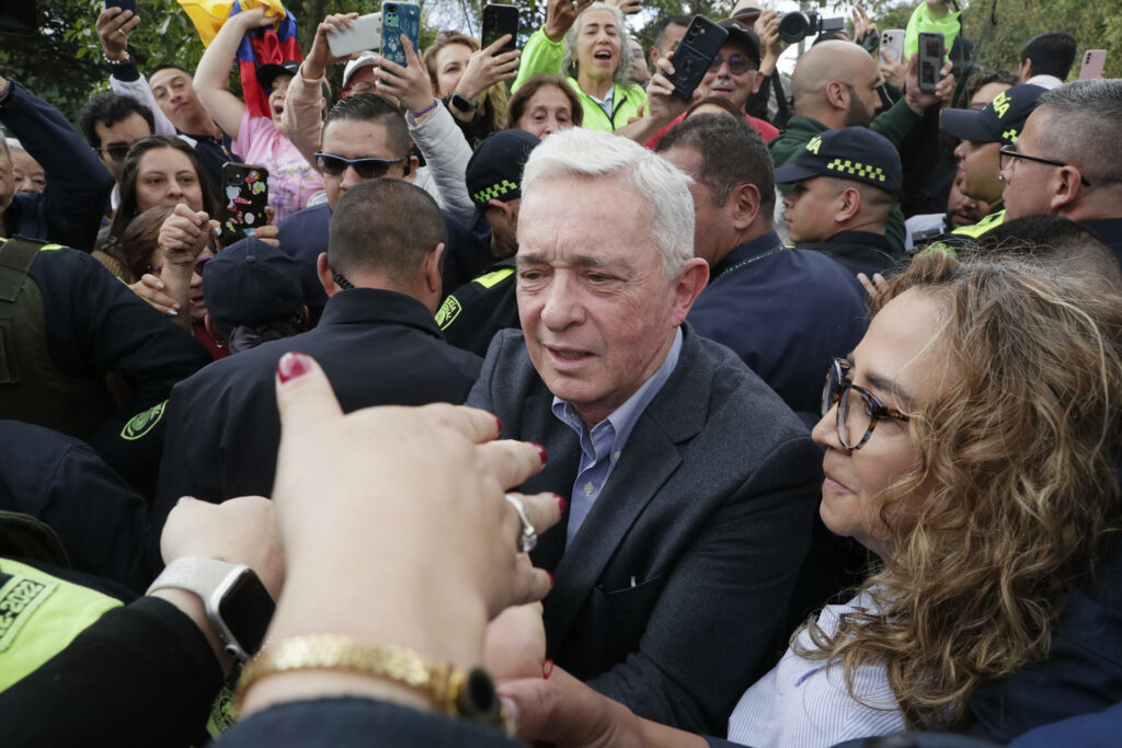 El expresidente Álvaro Uribe homenajea en el lugar del atentado al asesinado senador Uribe Turbay - d4047e20c707bbc87315e50e90d76a9e6697a02cw-1024x683