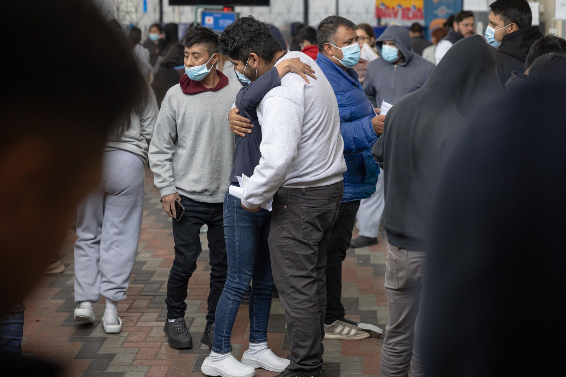 Jueza federal de EE.UU. bloquea deportaciones rápidas de migrantes por violar debido proceso