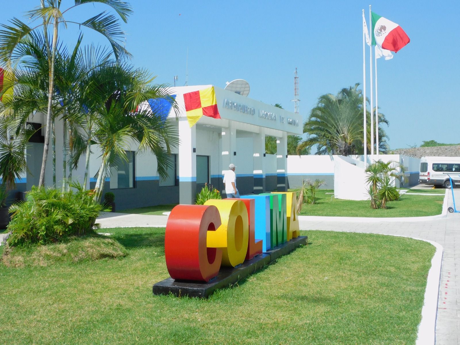 Dan banderazo a obras en el Aeropuerto Nacional de Colima, a cargo de Semar Dan banderazo a obras en el Aeropuerto Nacional de Colima, a cargo de Semar