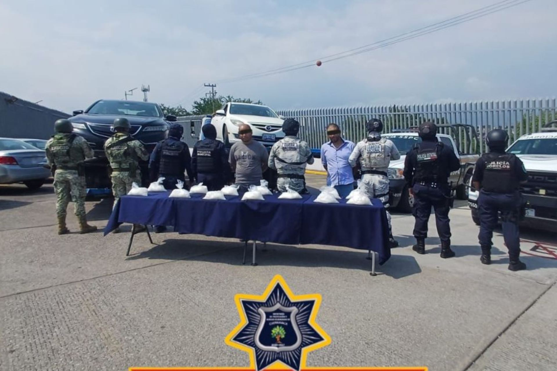 Detienen en Cuernavaca, Morelos a dos hombres con 13 bolsas de cristal