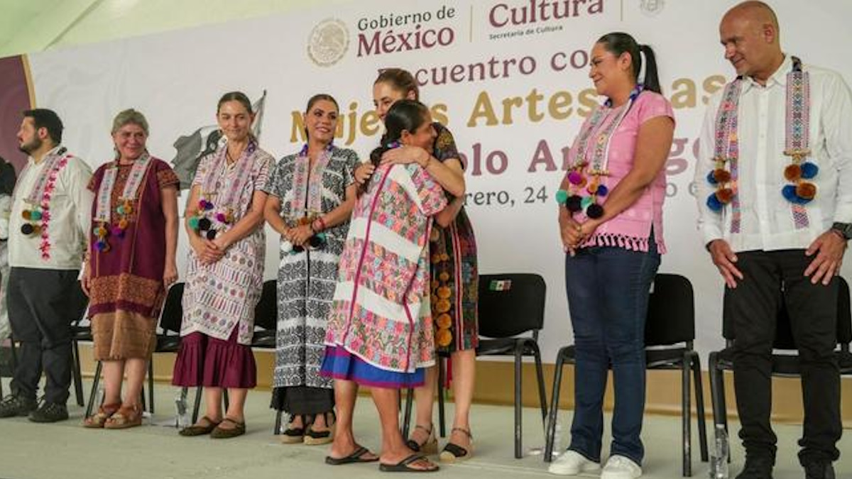 Entrega Sheinbaum Créditos a la Palabra a mujeres artesanas de Amuzgo