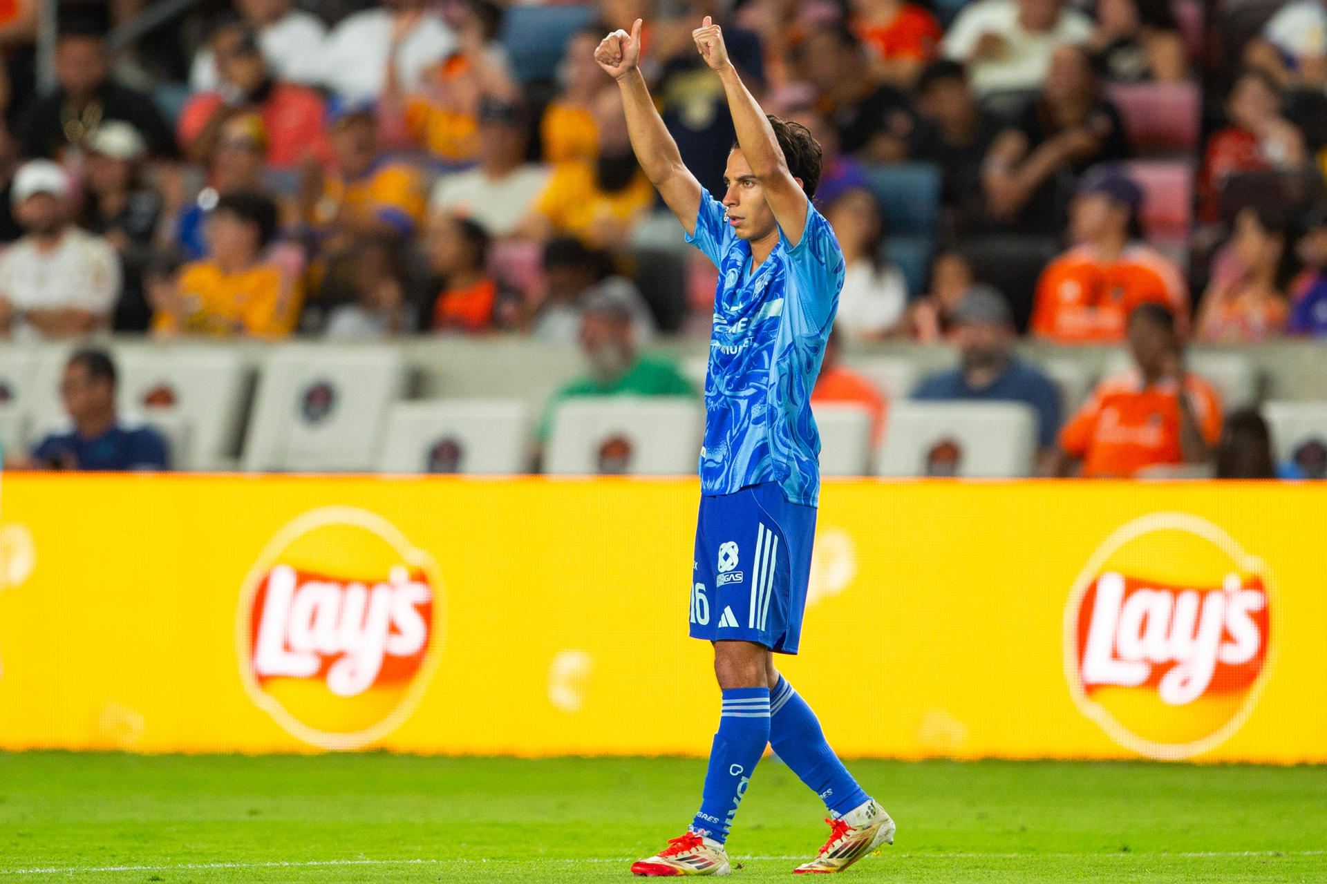 Los goleadores Jiménez y Giménez encabezan la selección mexicana para amistosos