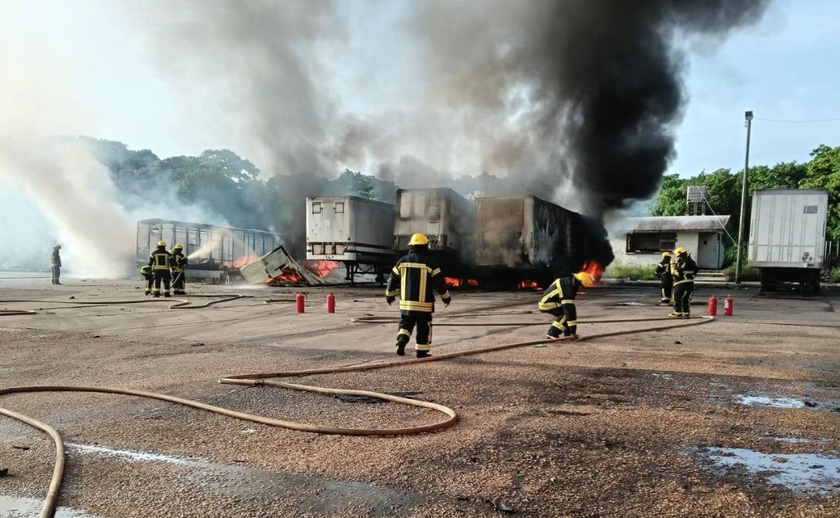 Video: Se incendian tráileres en el complejo Pajaritos de Pemex en Veracruz