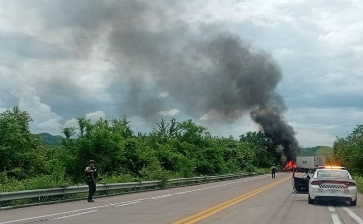 Video: Incendian tráiler y bloquean carretera en Escuinapa, Sinaloa