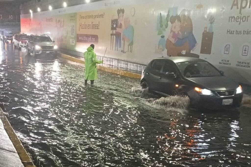 ¿Cómo protegerte antes, durante y después de las lluvias e inundaciones? - lluvias-cdmx-9ago25-alerta-amarilla-purpura-1024x683