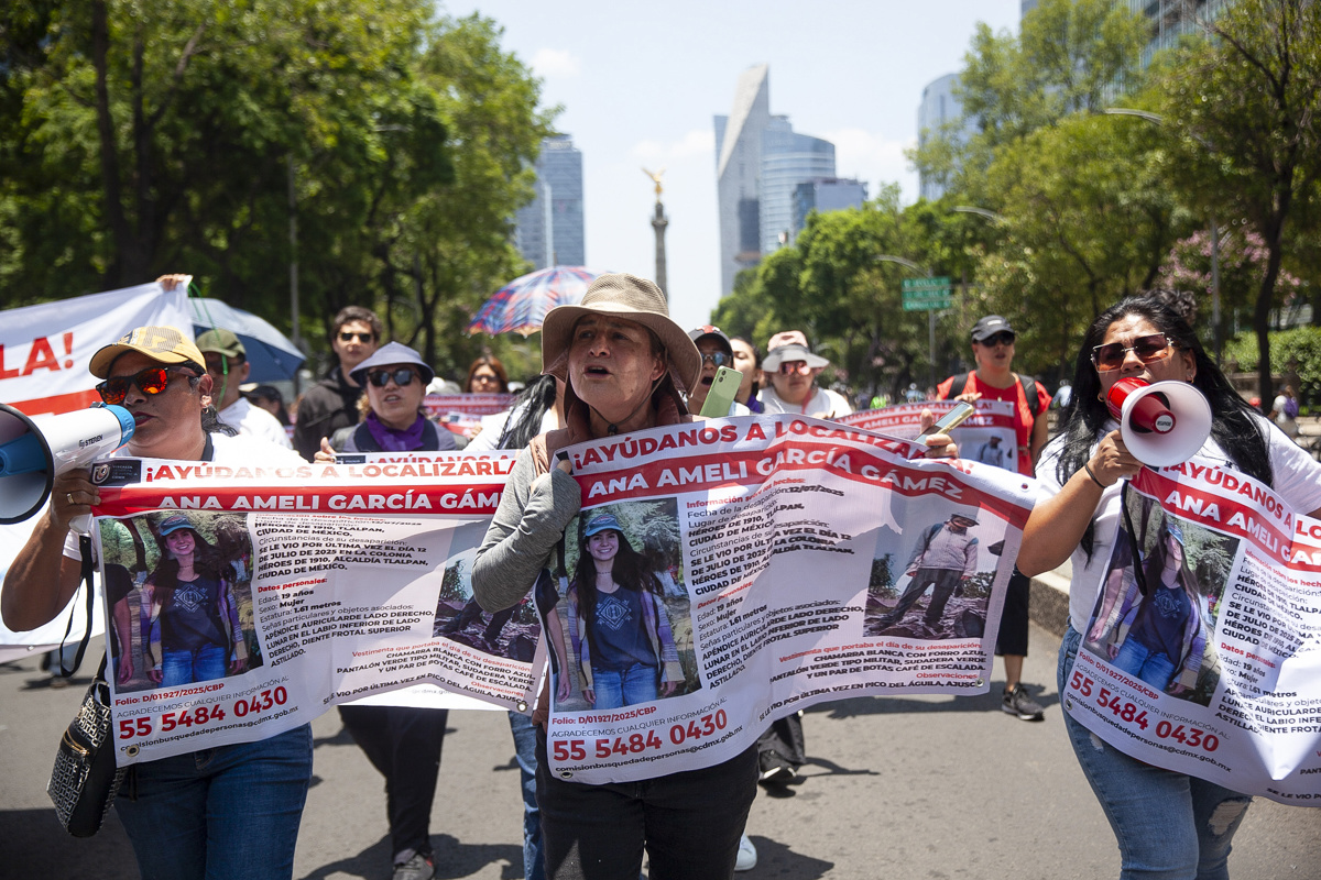 Marchan en la CDMX para exigir la localización de Ana Amelí, joven desaparecida en el Ajusco Marchan en la CDMX para exigir la localización de Ana Amelí, joven desaparecida en el Ajusco