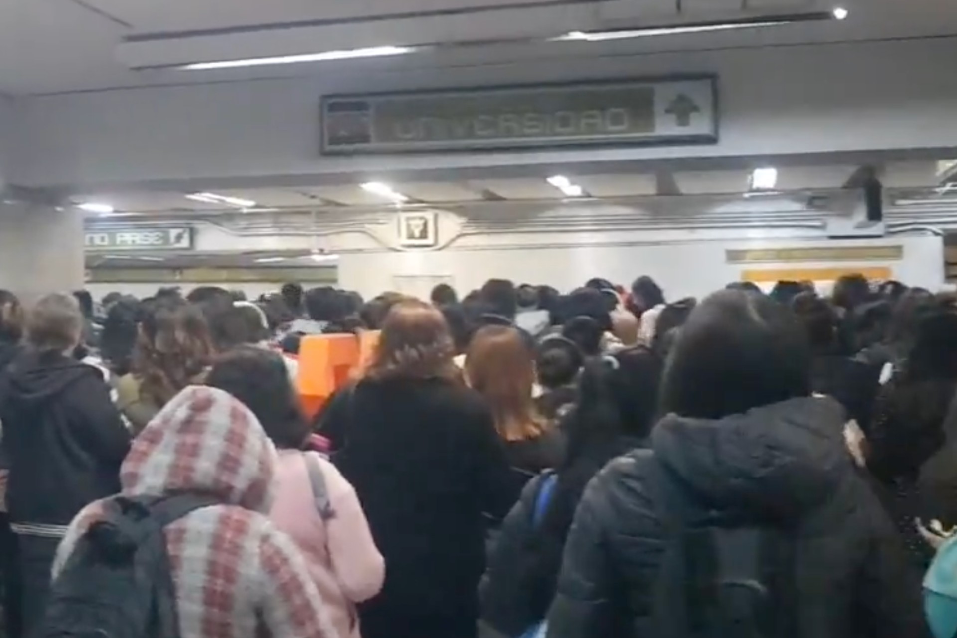 Metro CDMX hoy 18 de agosto: Reportan retrasos en Línea 3