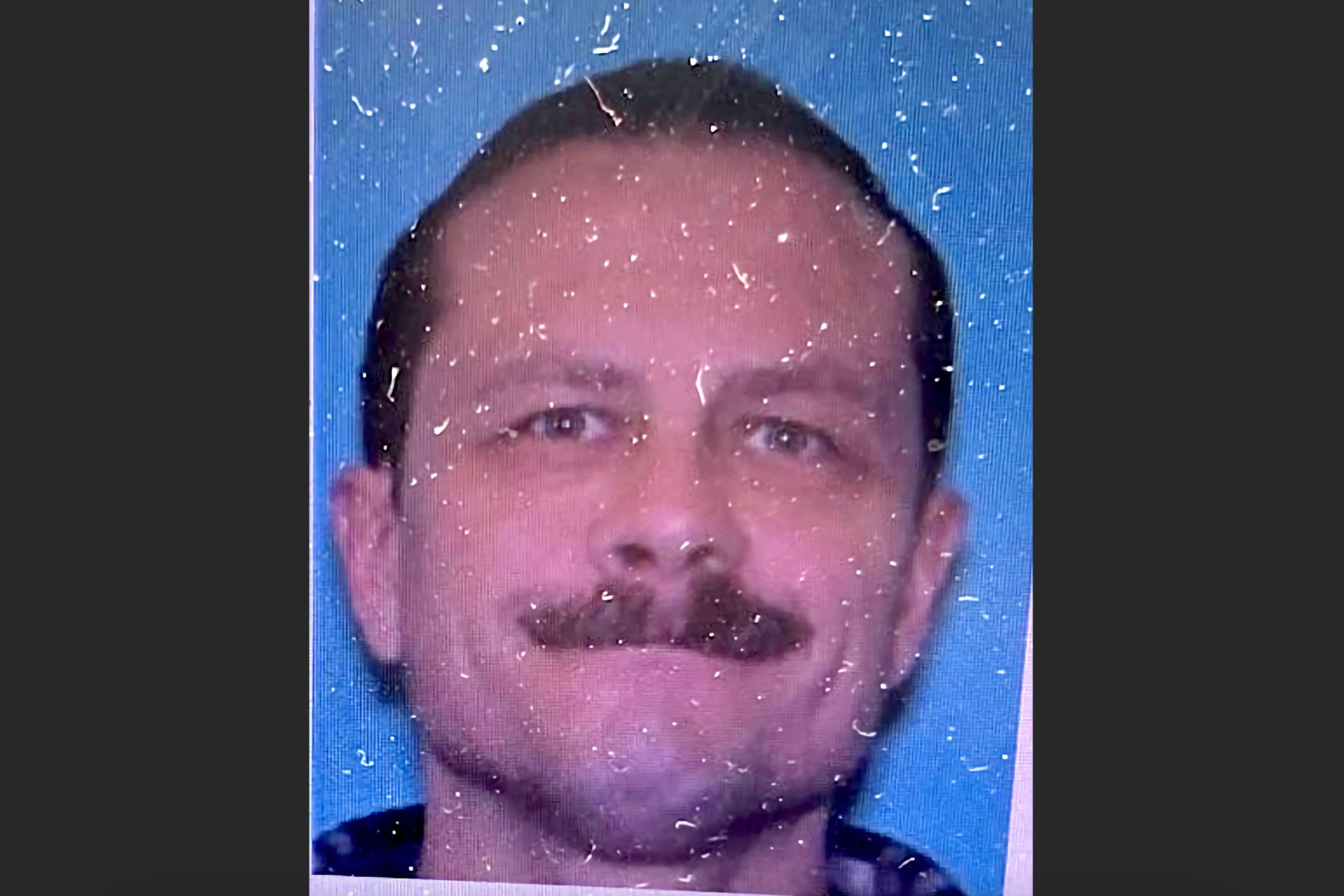 Autoridades de EE.UU. buscan a exsoldado que mató a 4 personas en bar de Montana