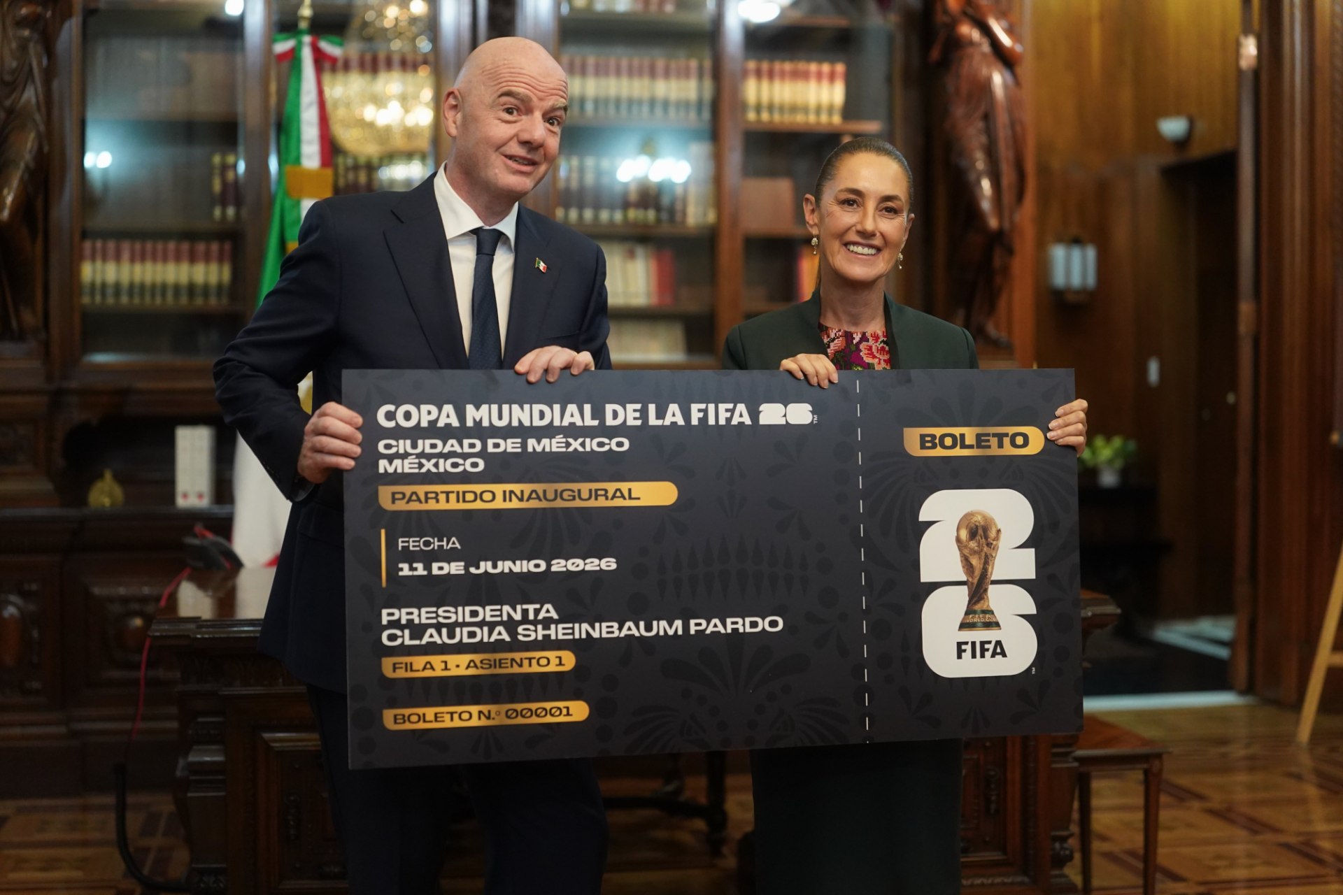 Mundial 2026: Sheinbaum revela qué hará con el boleto gigante que le regaló Infantino