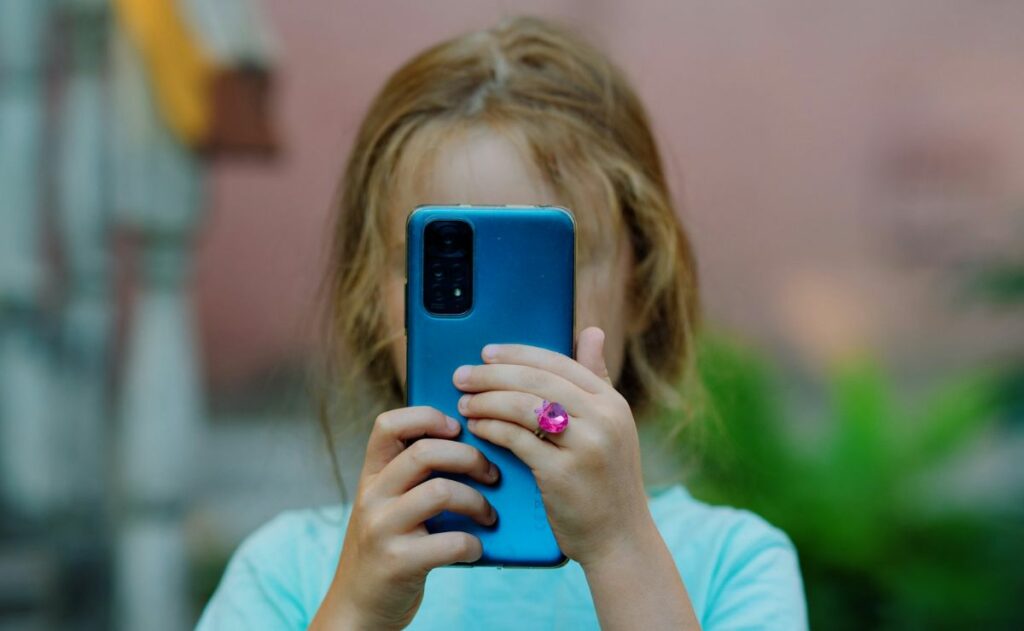 Unión Europea vetará las redes sociales a menores de 13 años