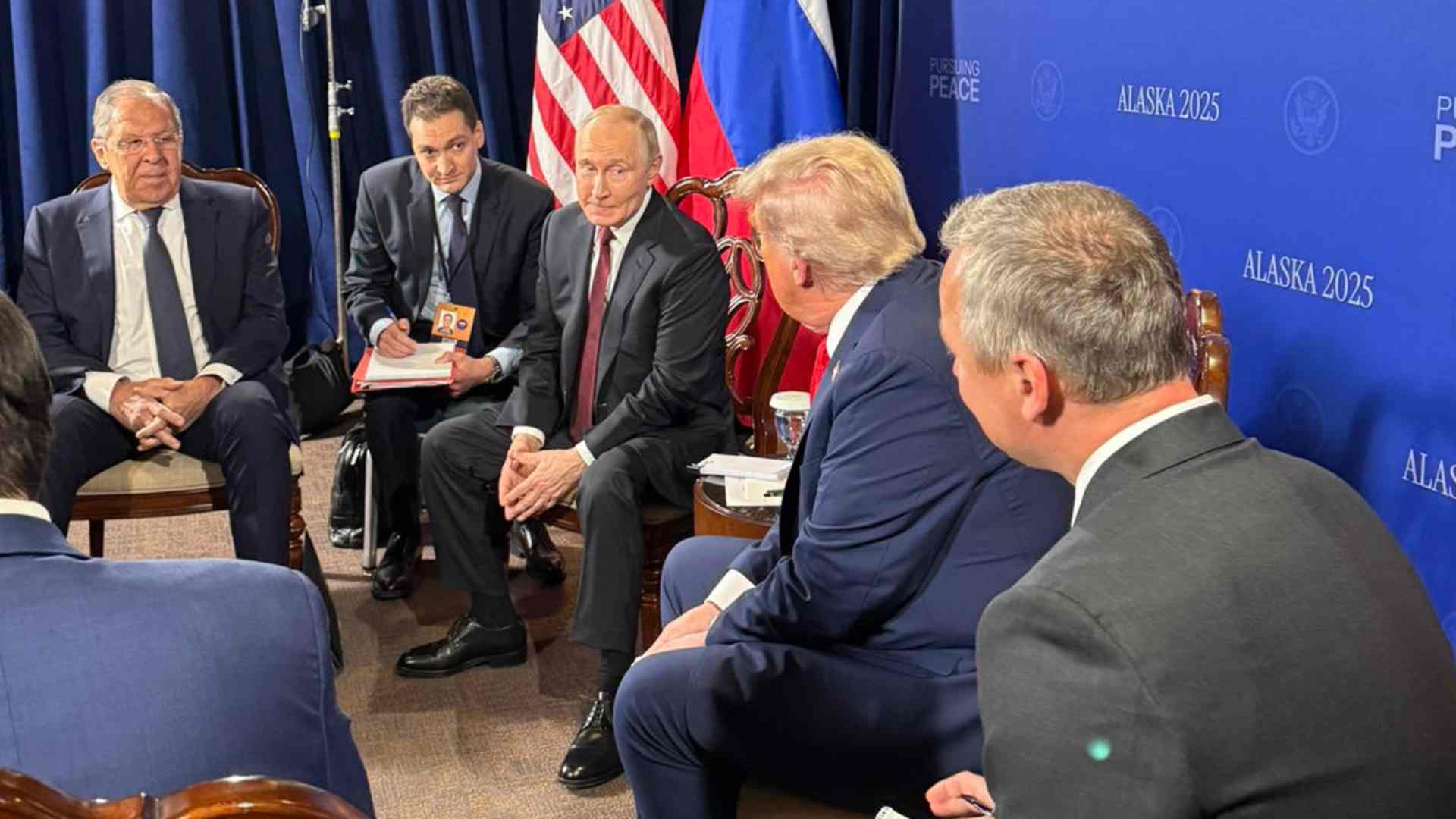 Putin y Trump abordan elevar el nivel de representación en los diálogos de paz con Ucrania Putin y Trump abordan elevar el nivel de representación en los diálogos de paz con Ucrania