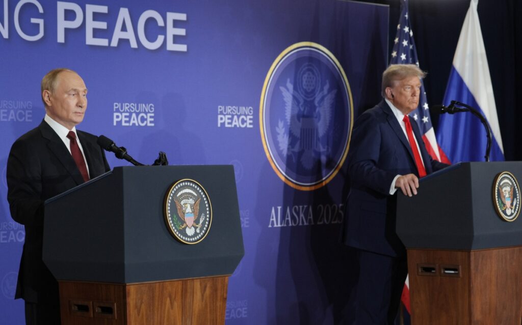 Hallan documentos confidenciales en hotel de Alaska antes de la cumbre Putin-Trump - putin-y-trump-califican-de-productivas-las-negociaciones-en-alaska-3-1024x639