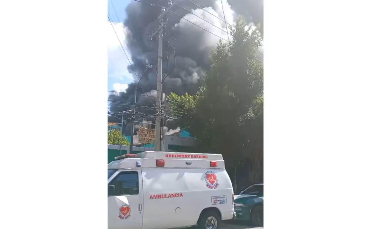 Reportan fuerte incendio en Iztacalco; bomberos en el sitio