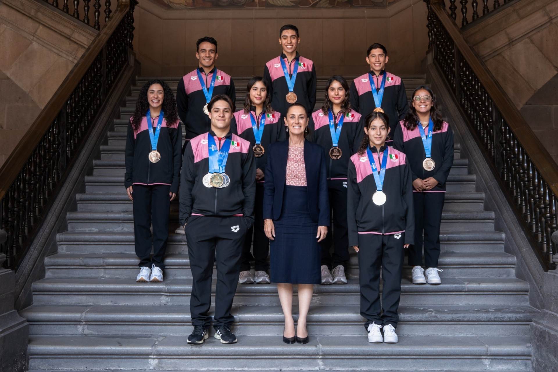Sheinbaum pide a clavadistas que hicieron historia en Mundial de Singapur ser un ejemplo para jóvenes