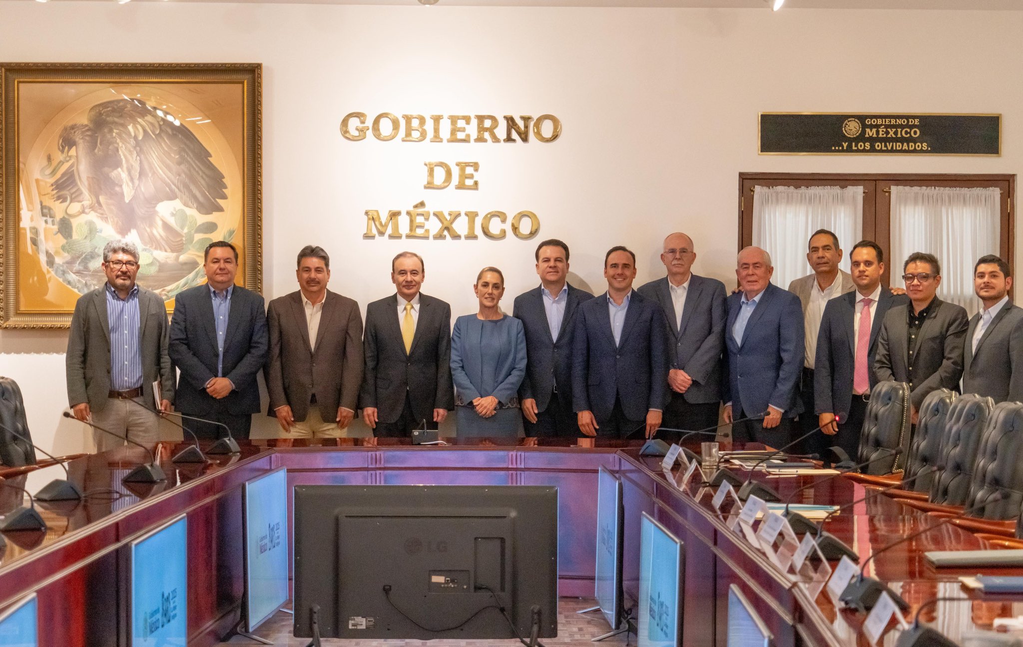 Sheinbaum se reúne con gobernadores para afrontar el cierre de la frontera al ganado mexicano