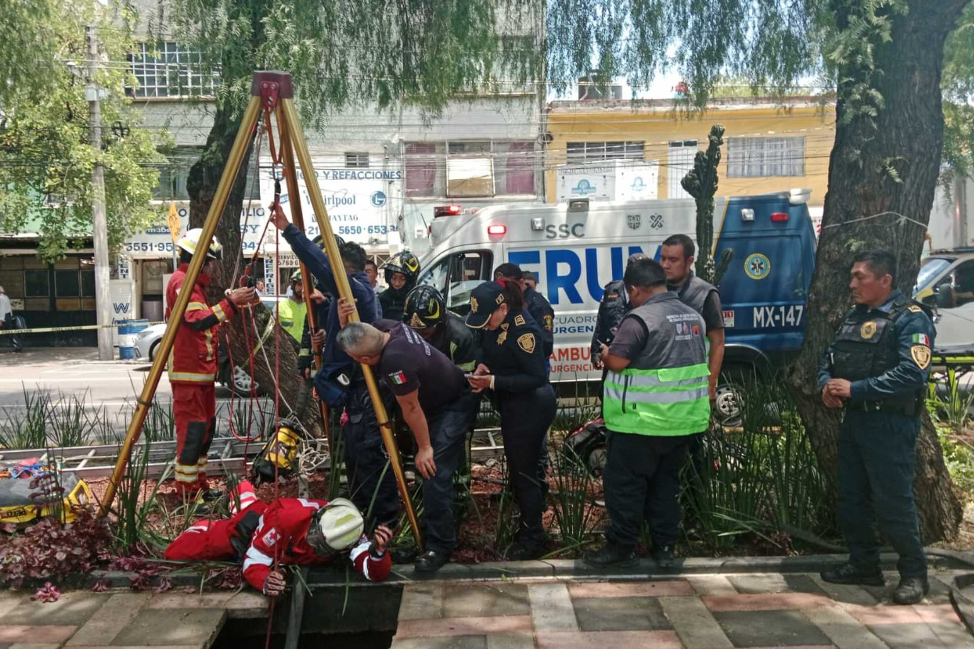 Mujer cae en socavón mientras caminaba en la CDMX
