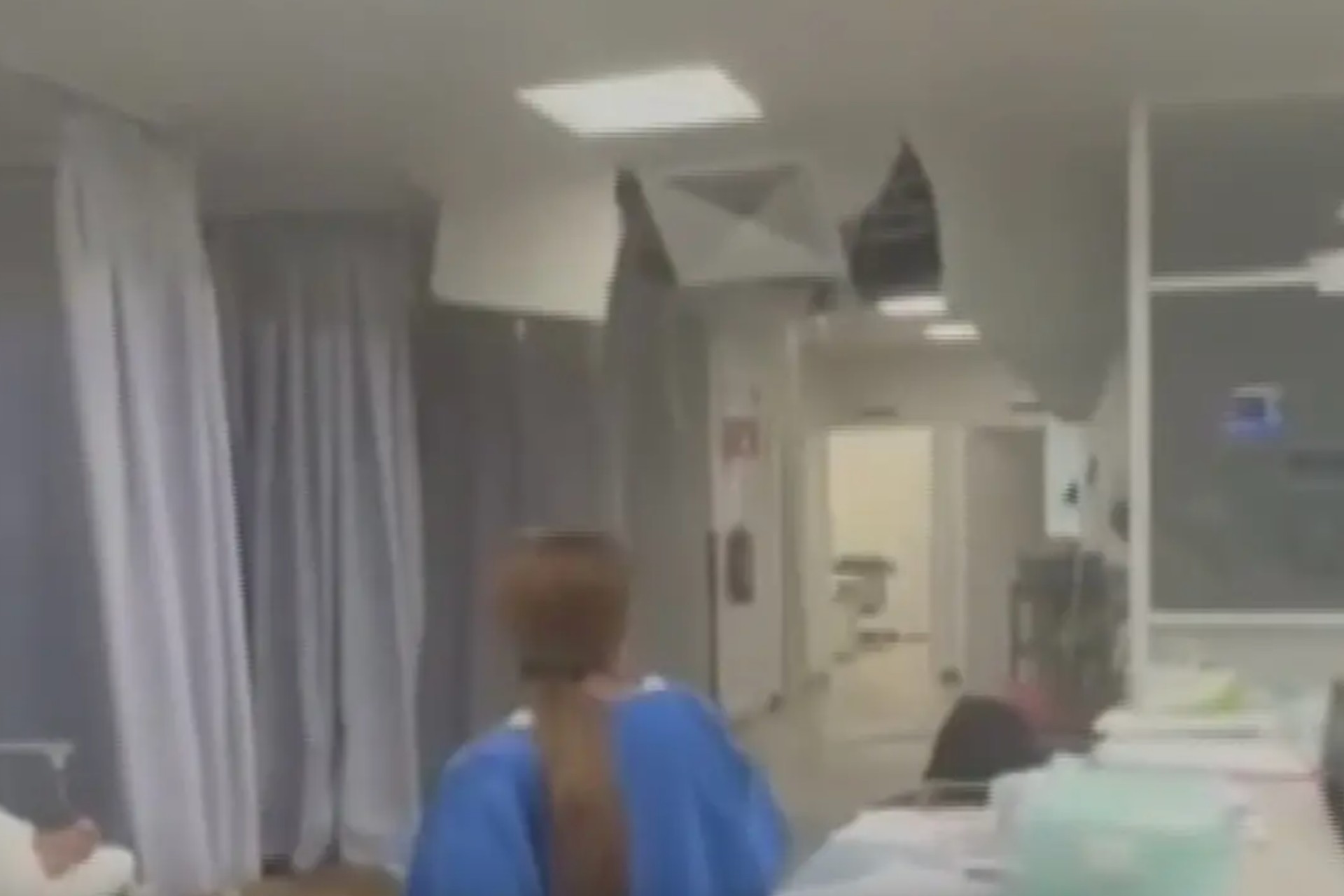 Video: Se desploma techo de hospital en Ixtapaluca, Edomex Video: Se desploma techo de hospital en Ixtapaluca, Edomex