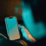 Niño de 13 años dispara en la cara a su mamá por quitarle el celular