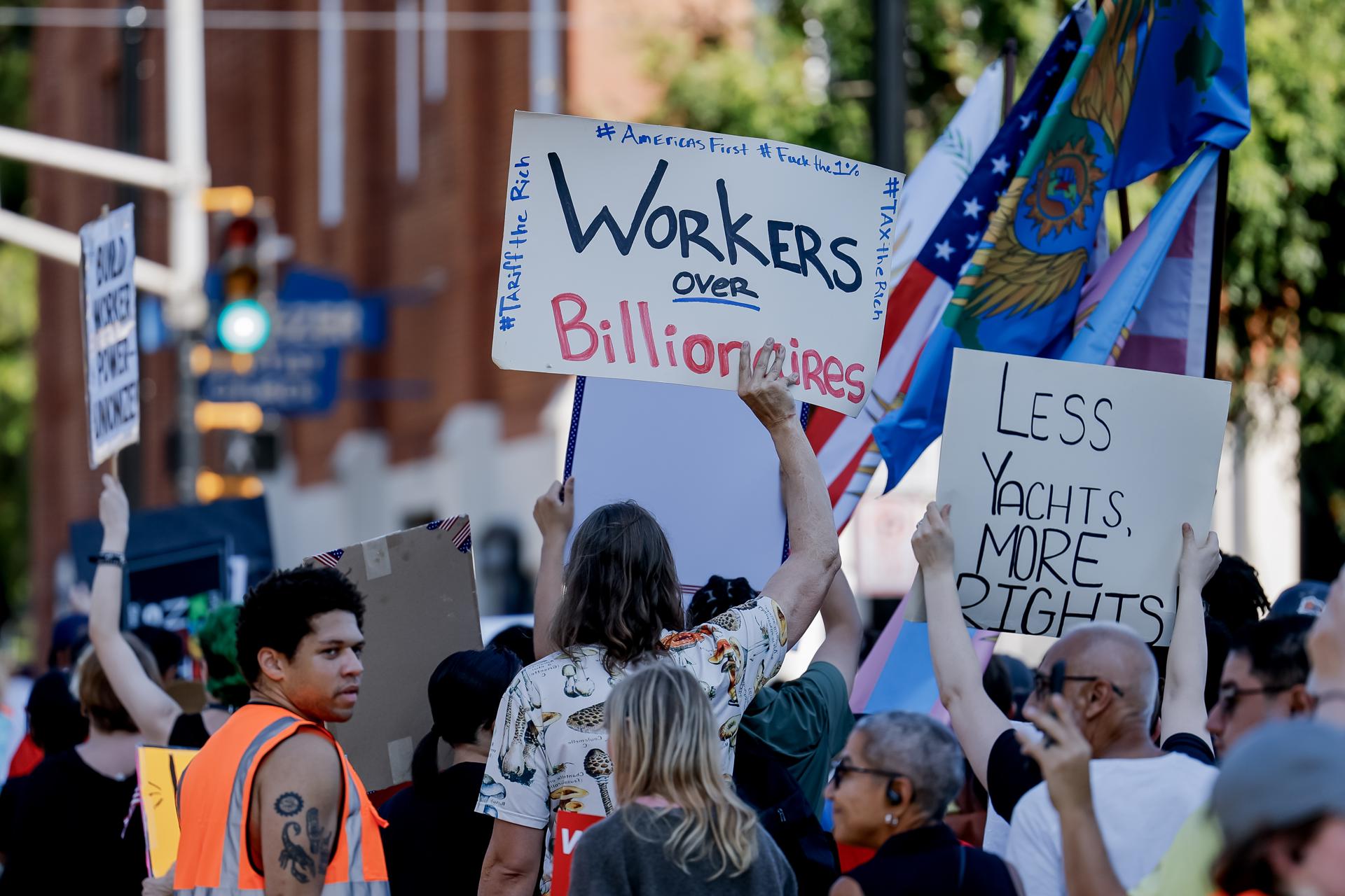 Denuncian que Trump favorece a millonarios con redadas