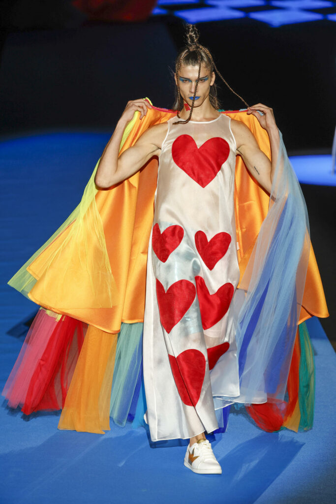 Agatha Ruiz de la Prada recurre a la IA para su colección más 'loca' - 3270766a68db9fc8e59836ee269c0eab515b9defw-683x1024