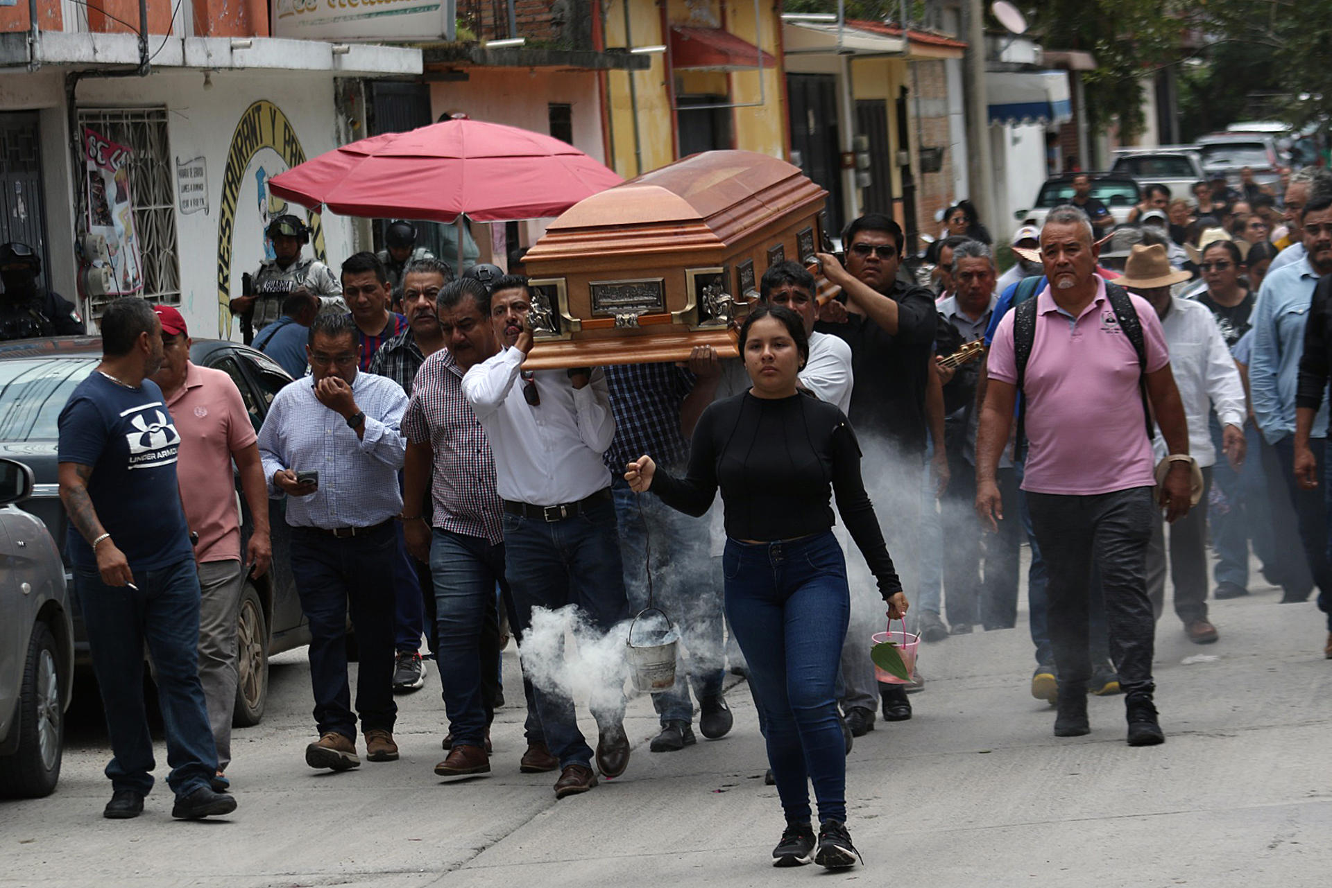 Agentes custodian el funeral de Hossein Nabor, asesinado en Guerrero