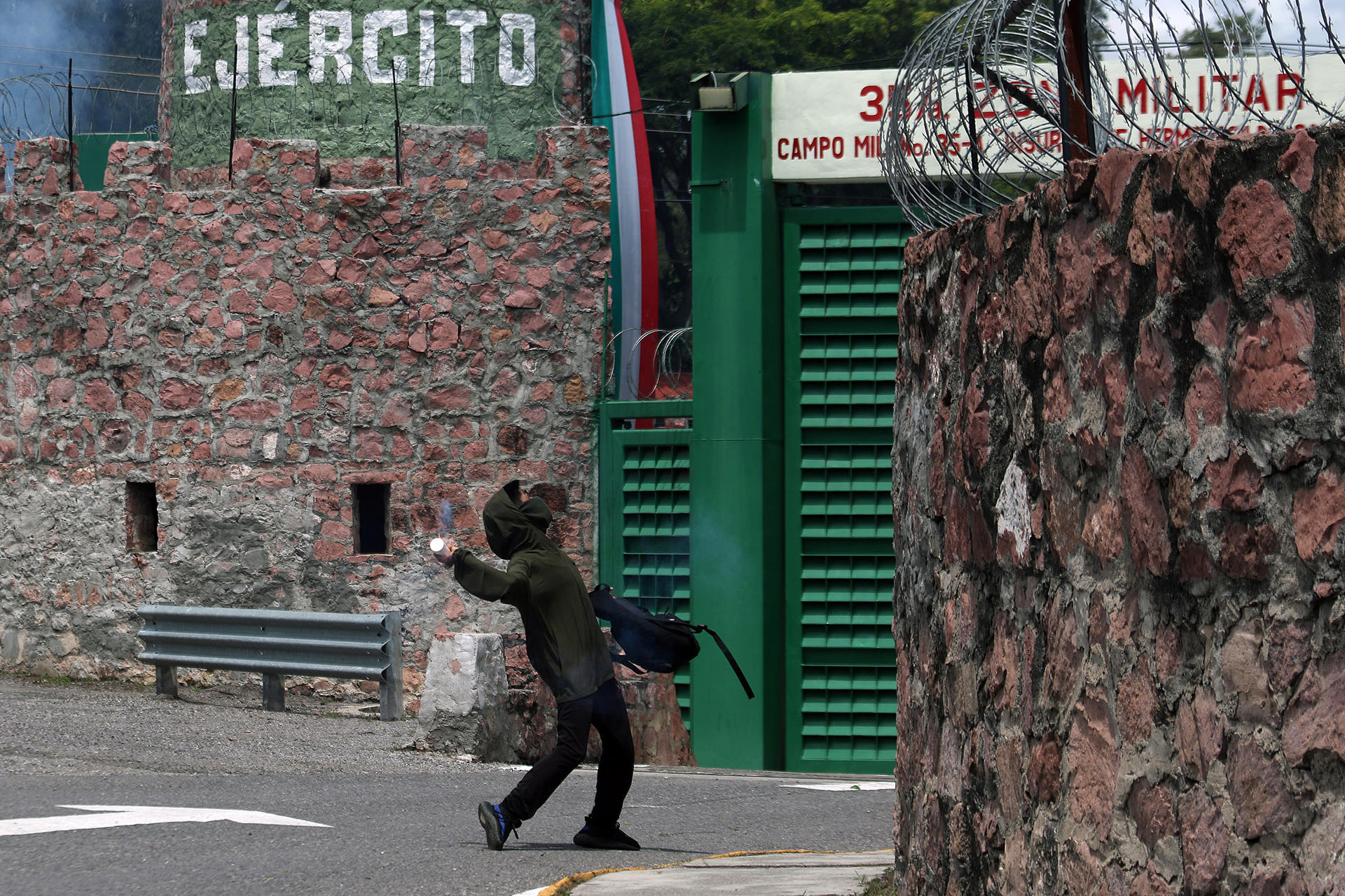 Atacan instalaciones militares en Chilpancingo por caso Ayotzinapa Atacan instalaciones militares en Chilpancingo por caso Ayotzinapa