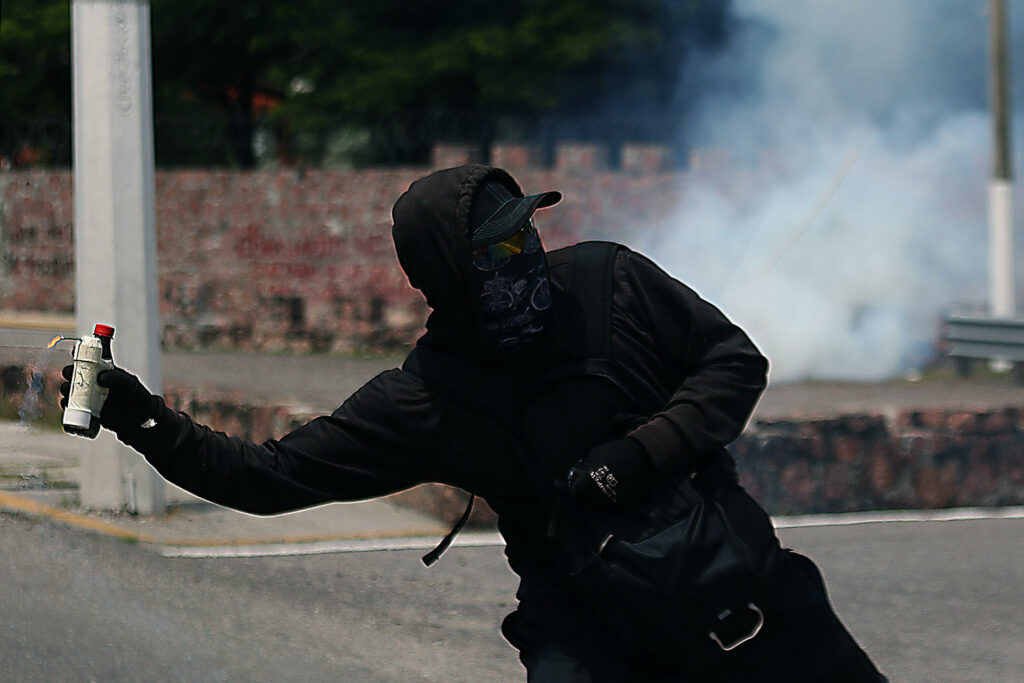 Atacan instalaciones militares en Chilpancingo por caso Ayotzinapa - 9507b086b88edec5925d386f99c8b7b2210631b4w-1024x683