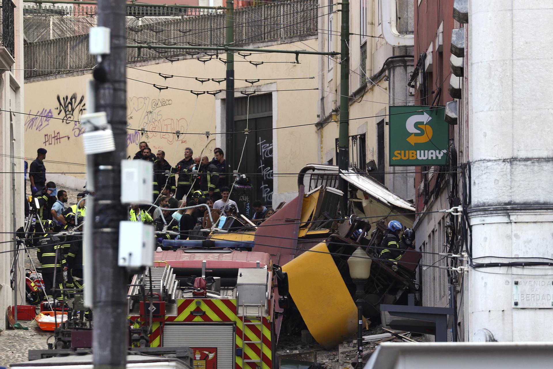 Video: Varios muertos al descarrilar un funicular en Lisboa, Portugal