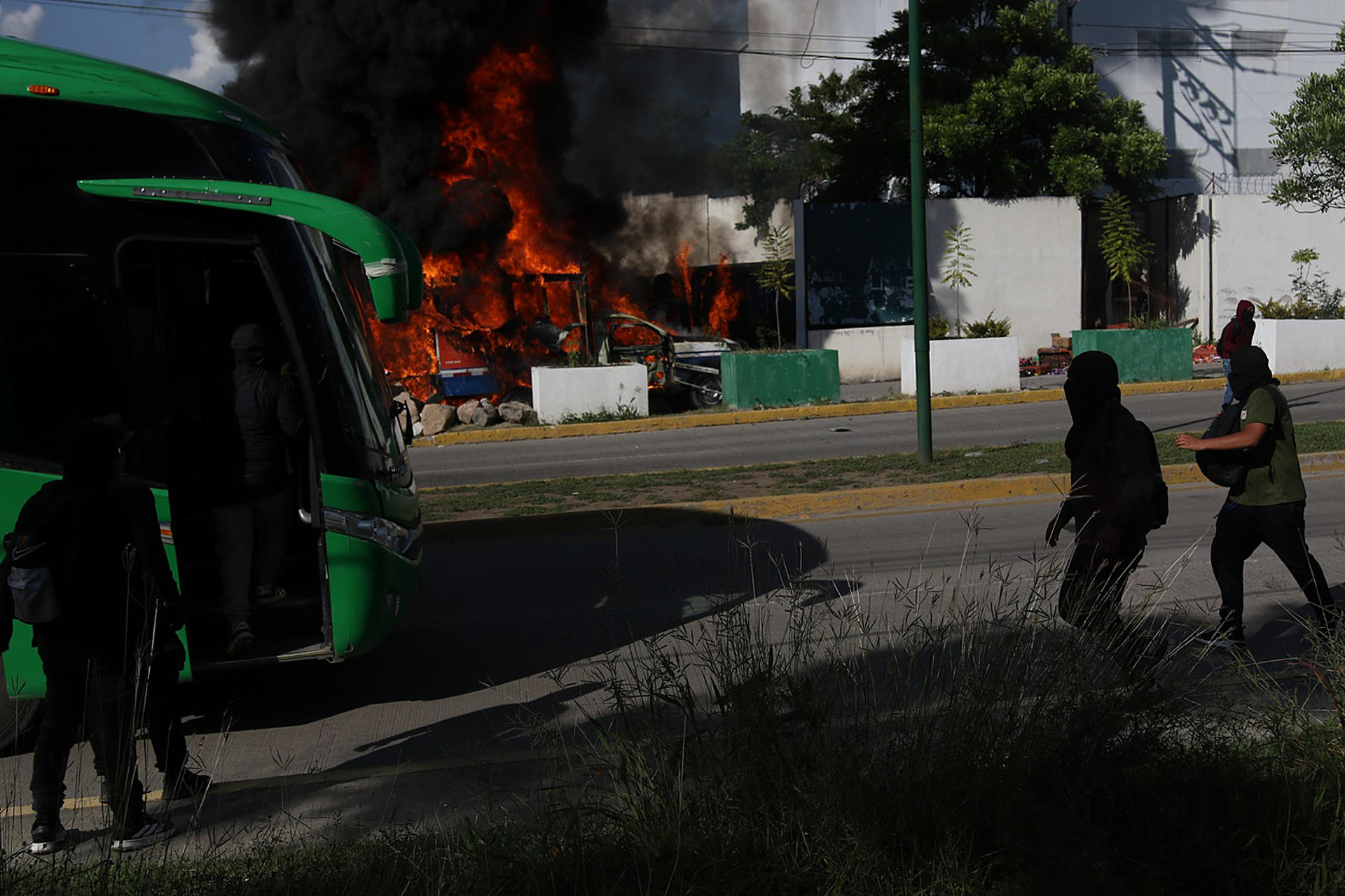 Atacan Palacio de Justicia de Iguala en cierre de protestas por los 43 normalistas desaparecidos de Ayotzinapa Atacan Palacio de Justicia de Iguala en cierre de protestas por los 43 normalistas desaparecidos de Ayotzinapa