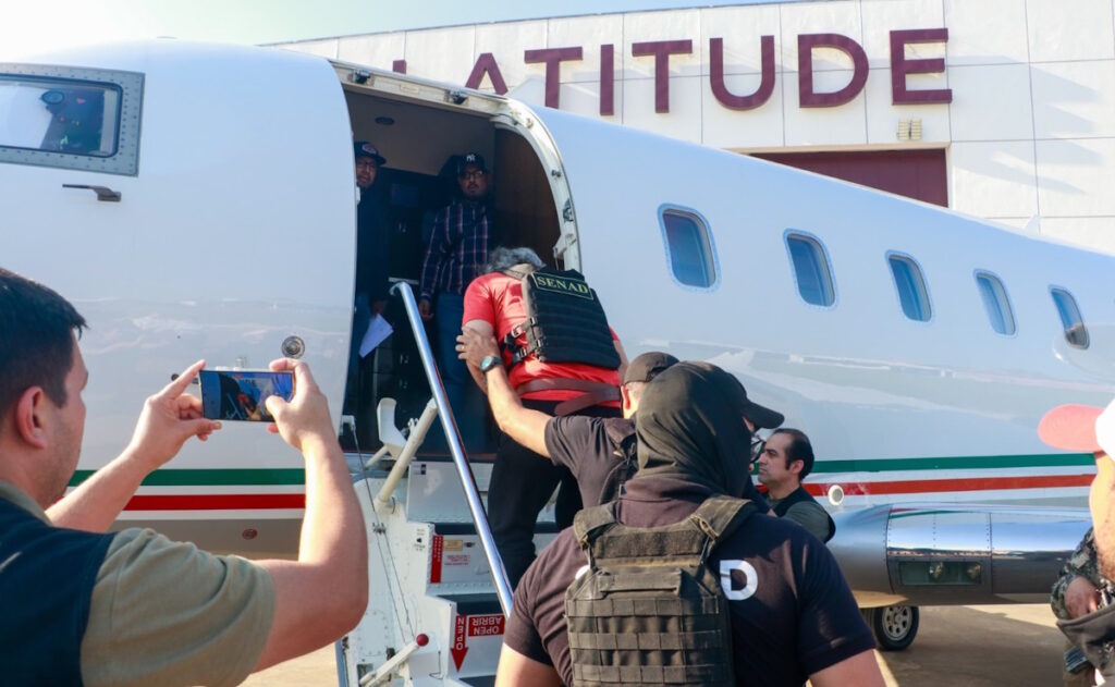 Aterriza en Toluca el avión que traslada a Hernán Bermúdez, líder de "La Barredora"
