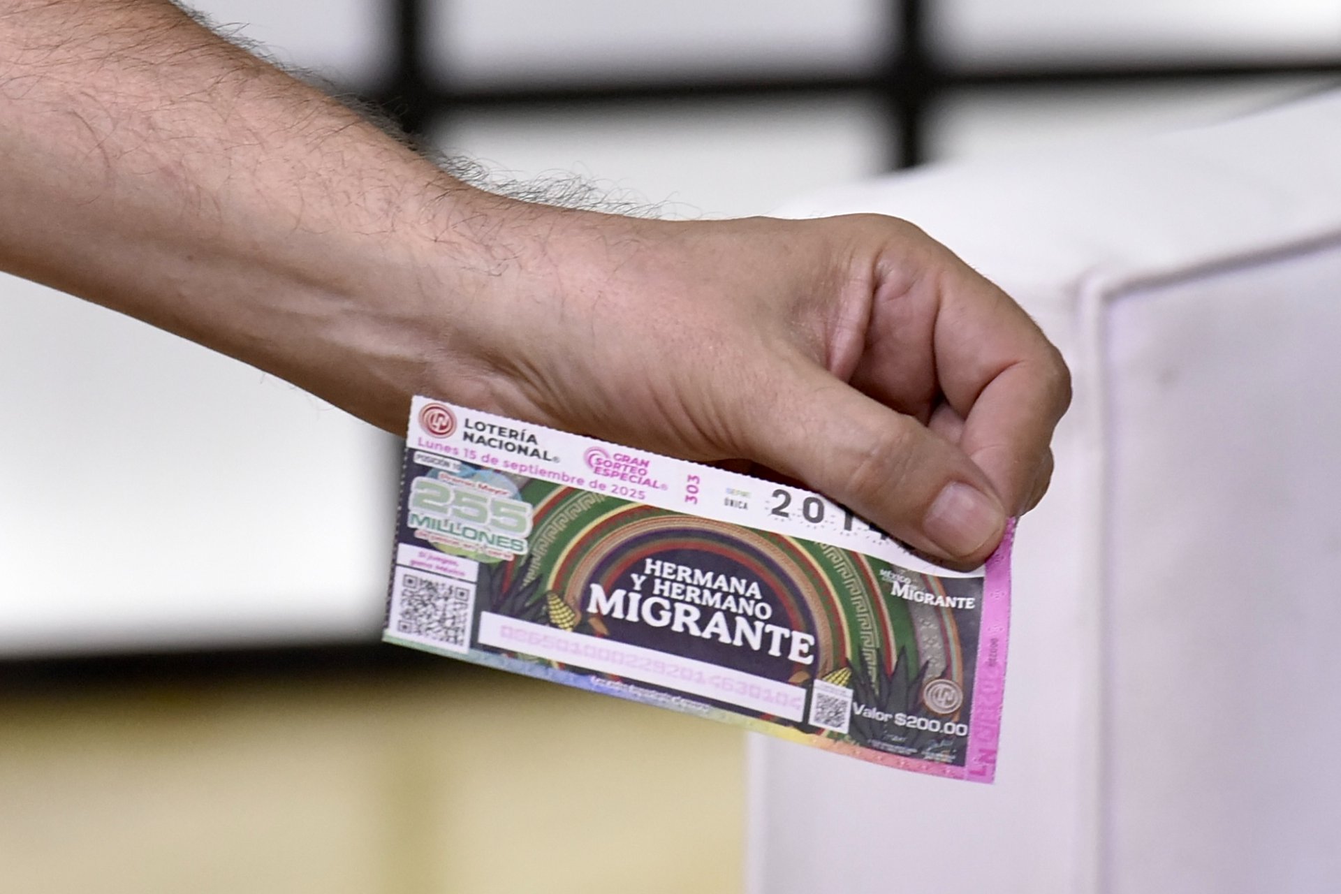 Sheinbaum afirma que ningún funcionario está obligado a comprar boletos de lotería para sorteo del 15 de septiembre Sheinbaum afirma que ningún funcionario está obligado a comprar boletos de lotería para sorteo del 15 de septiembre